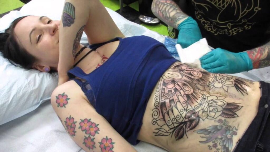 Татуированная женщина после сауны и бассейна стала мастурбировать на балконе