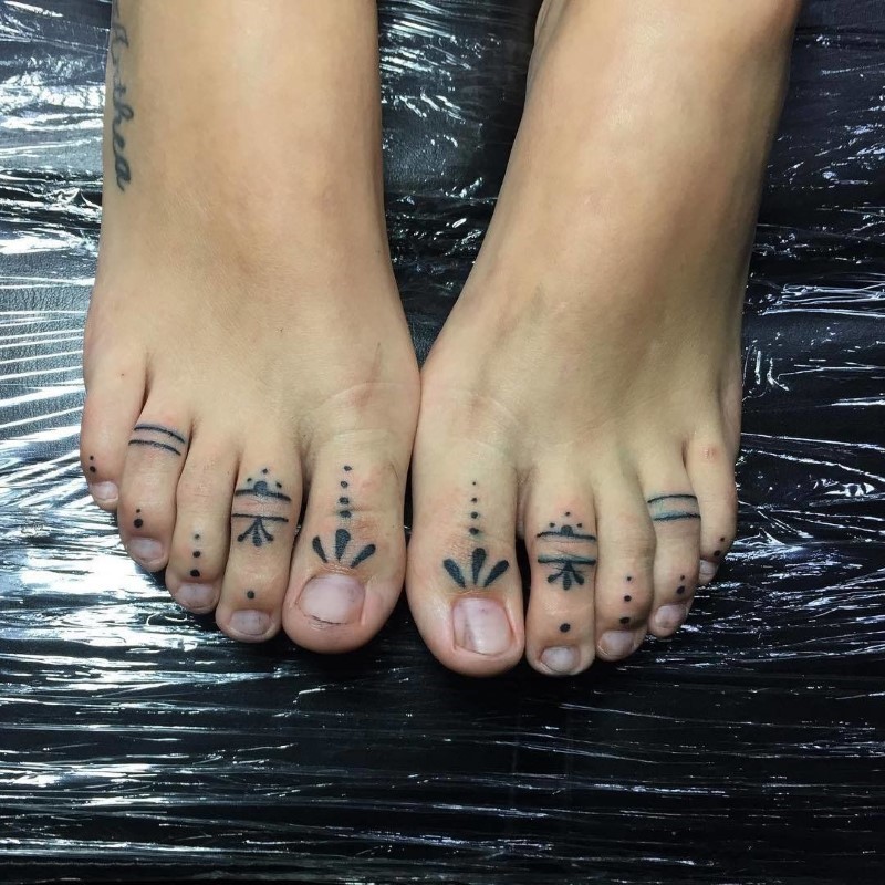 Toe ring tattoos